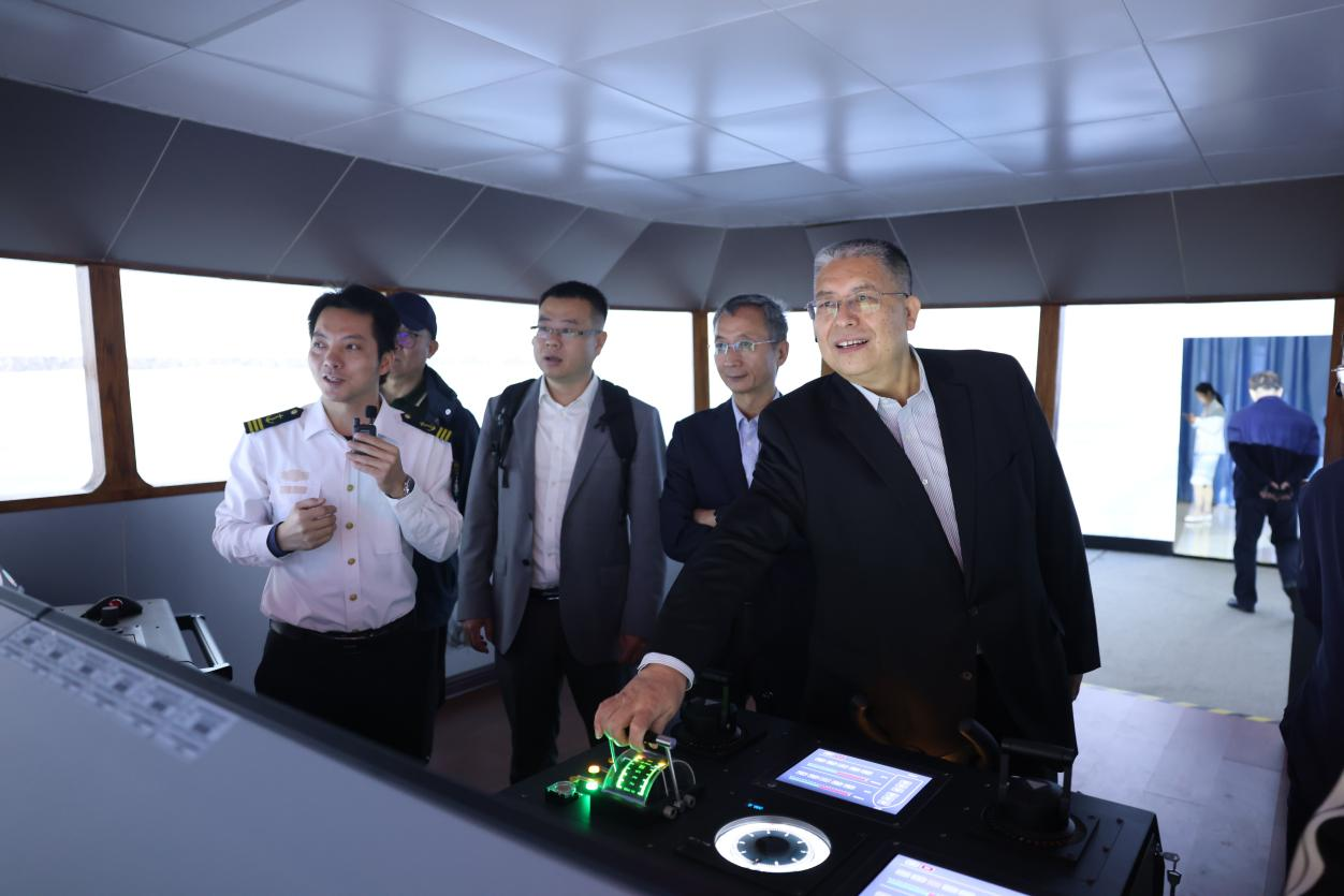 星空网页版登录入口校长张连绪一行参观海事学院360度航海操纵模拟器实训室2