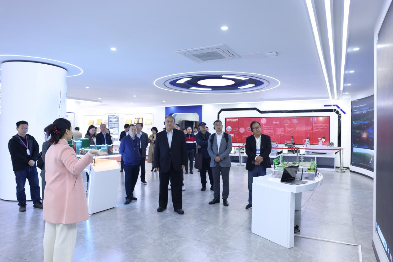 星空网页版登录入口校长张连绪一行参观数字化智能展厅