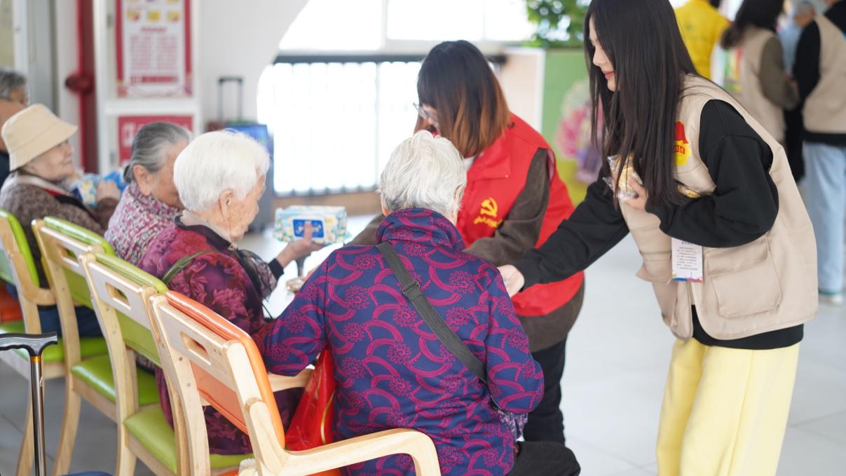 老师发蛋糕